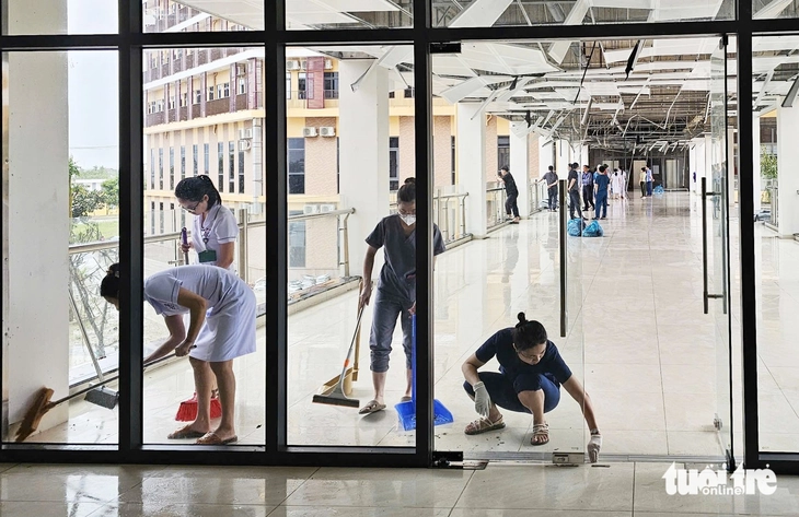 Bệnh viện ung bướu ngàn tỉ vừa đưa vào sử dụng một tuần bị gió bão quật tơi tả, trần nhà rơi rớt - Ảnh 13.