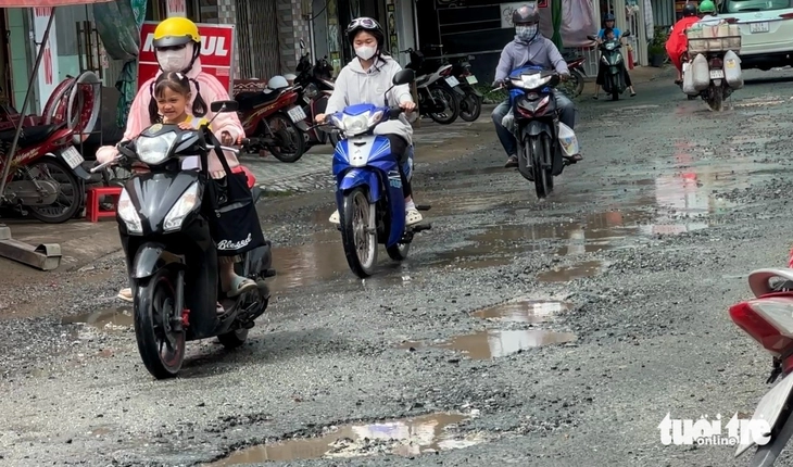 Đường tỉnh 961 xuống cấp nghiêm trọng, dân lấy vỏ xe làm biển báo - Ảnh 5.