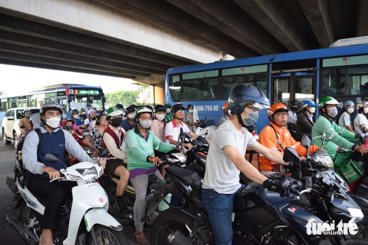 Giao thông qua khu cầu Bình Triệu 1 ổn định, ứng dụng cảnh báo liên tục cho người dân - Ảnh 4.
