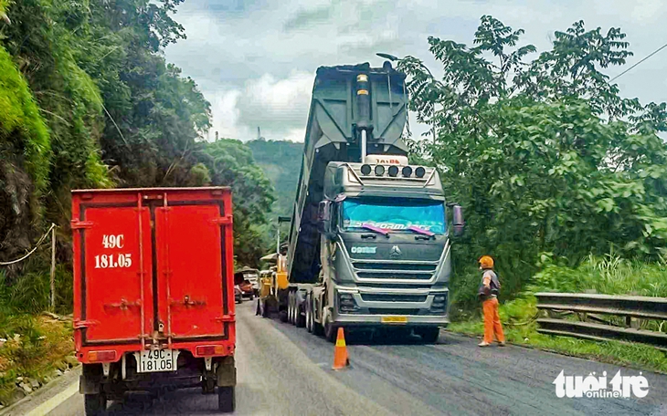 Tạm dừng sửa đường đèo Bảo Lộc do thời tiết xấu - Ảnh 1. Tạm dừng sửa đường đèo Bảo Lộc do thời tiết xấu- Ảnh 1.