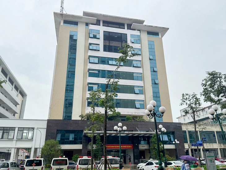 Tài xế xe cấp cứu thu 21 triệu đồng cho quãng đường 200km, bệnh viện tạm đình chỉ 3 người - Ảnh 1. Tài xế xe cấp cứu thu 21 triệu đồng cho quãng đường 200km, bệnh viện tạm đình chỉ 3 người - Ảnh 1.