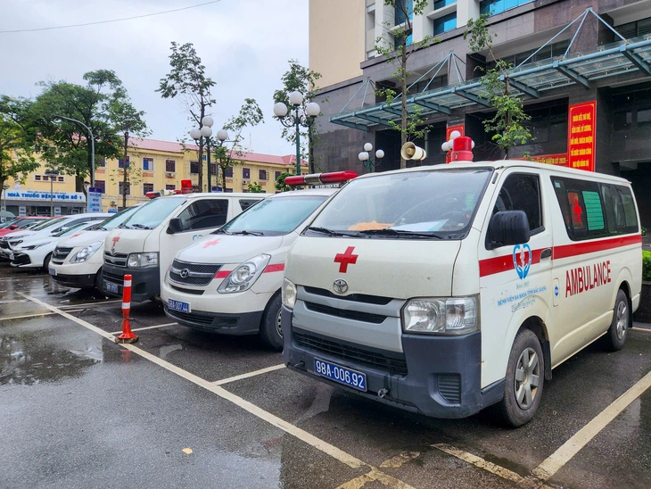 Tài xế xe cấp cứu thu 21 triệu đồng cho quãng đường 200km, bệnh viện tạm đình chỉ 3 người - Ảnh 2. xe cấp cứu - Ảnh 2.