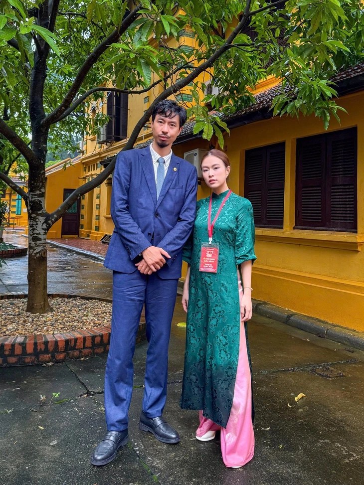 Hoàng Thùy Linh hạnh phúc cùng Đen Vâu và nhiều nghệ sĩ viếng lăng Bác - Ảnh 4. Hoàng Thùy Linh - Ảnh 4.
