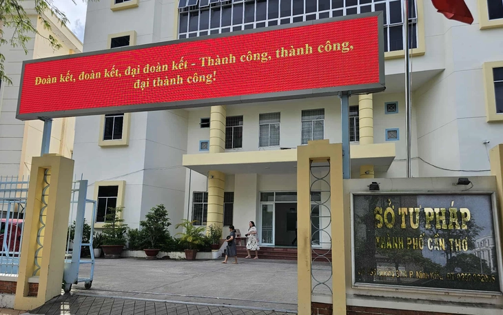  9 phó giám đốc sở ở Cần Thơ được nghỉ hưu trước tuổi, nhận trên 14 tỉ đồng - Ảnh 2.