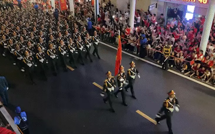 Đề nghị người dân chuẩn mực khi giao lưu với đoàn diễu binh, diễu hành - Ảnh 4.
