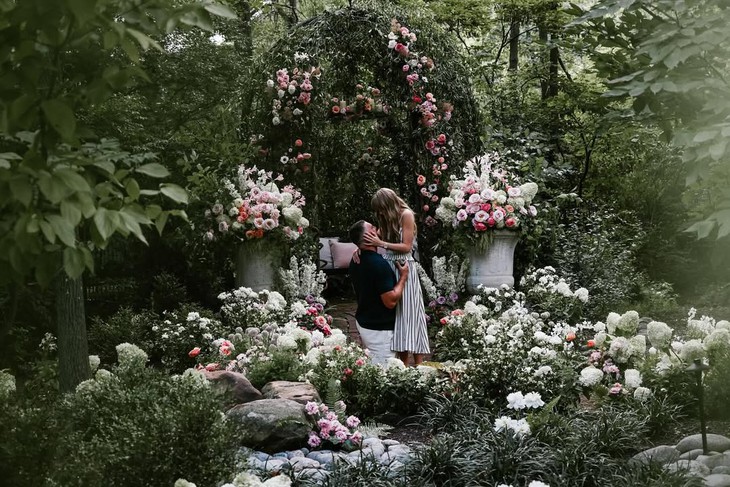 Taylor Swift đính hôn với cầu thủ cao gần 2m, mạng xã hội toàn cầu như 'nổ tung' - Ảnh 3.