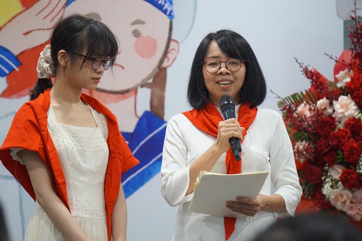 'Bốn mùa cờ ba' và lời thủ thỉ về biển đảo quê hương - Ảnh 2. Bốn mùa cờ bay - Ảnh 3.
