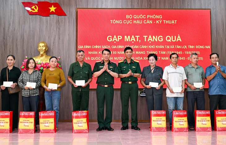 Bàn giao mô tô cho 95 ban chỉ huy quân sự cấp xã ở Đồng Nai - Ảnh 3.