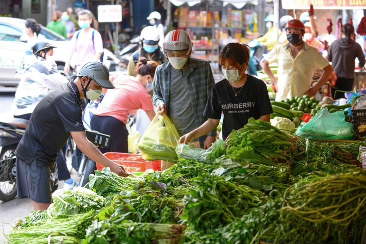 'Đại dương xanh' của chợ truyền thống - Ảnh 2.