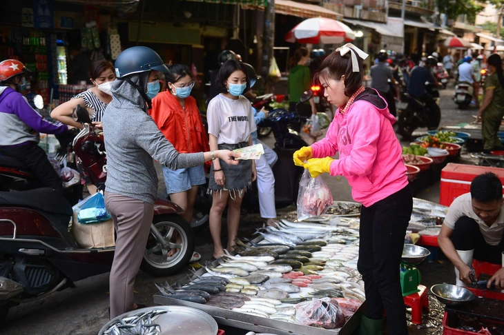 'Đại dương xanh' của chợ truyền thống - Ảnh 1.