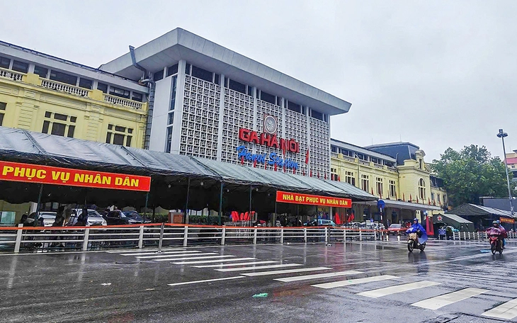 Tàu metro tại Hà Nội chạy tới hơn 3h sáng để chở người dân đi xem diễu binh - Ảnh 2.