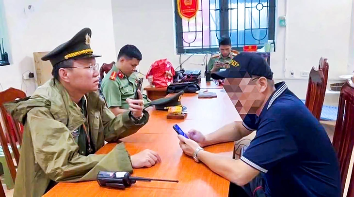 Công an Hà Nội xử lý người đàn ông xếp ghế 'giữ chỗ' xem diễu binh rồi bán kiếm lời - Ảnh 1.