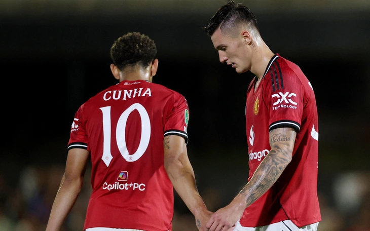 Thủ môn của Grimsby Town ‘đau lòng’ khi đá bại Man Utd - Ảnh 2.