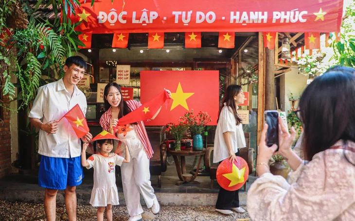Muôn kiểu tiêu 'lì xì' 100.000 đồng Chính phủ tặng ngày Tết Độc lập - Ảnh 3.