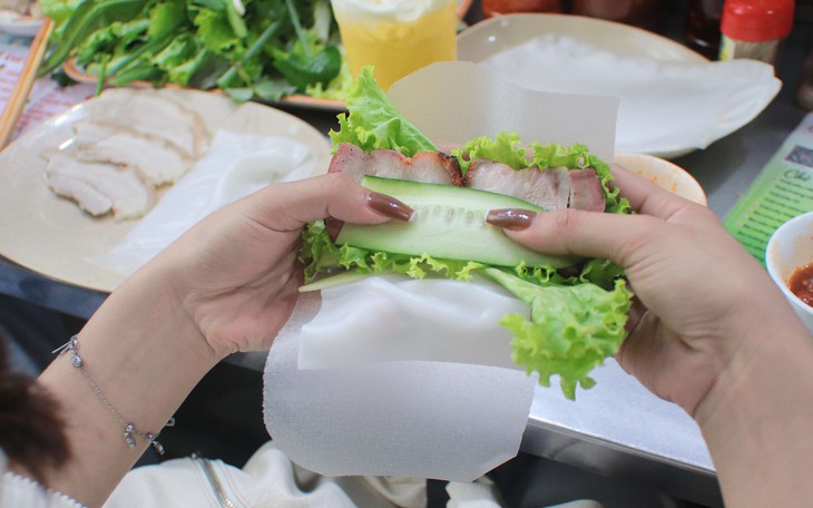 Lon ốc lể đắt hơn 2 lít xăng vẫn hút khách - Ảnh 8.