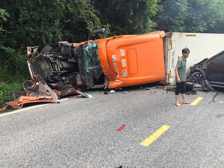 Xe container lật trên đèo Bảo Lộc, gây ùn tắc giao thông - Ảnh 3.