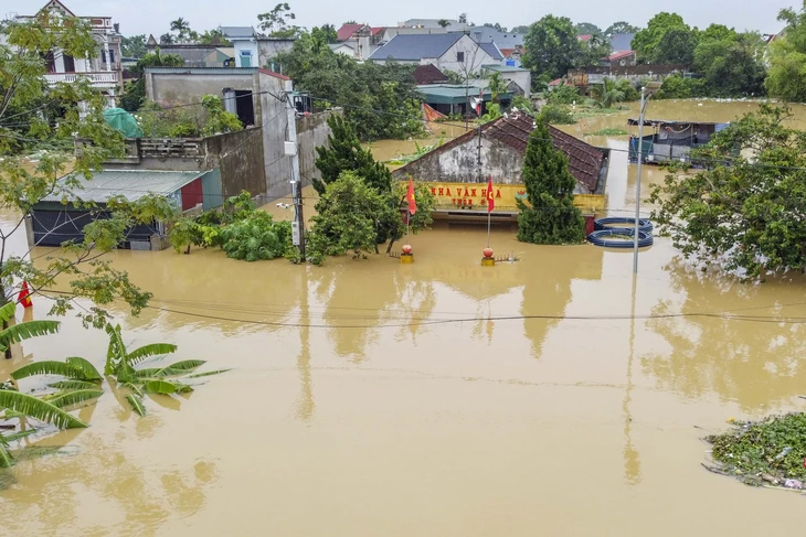 Hàng nghìn nhà dân ở Thanh Hóa ngập sâu trong lũ - Ảnh 8.