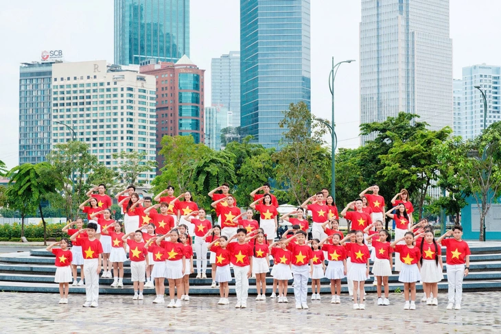 Hơn 80 nghệ sĩ hát Kiếp sau vẫn là người Việt Nam mừng Quốc khánh 2-9 - Ảnh 6. Kiếp sau vẫn là người Việt Nam - Ảnh 6.