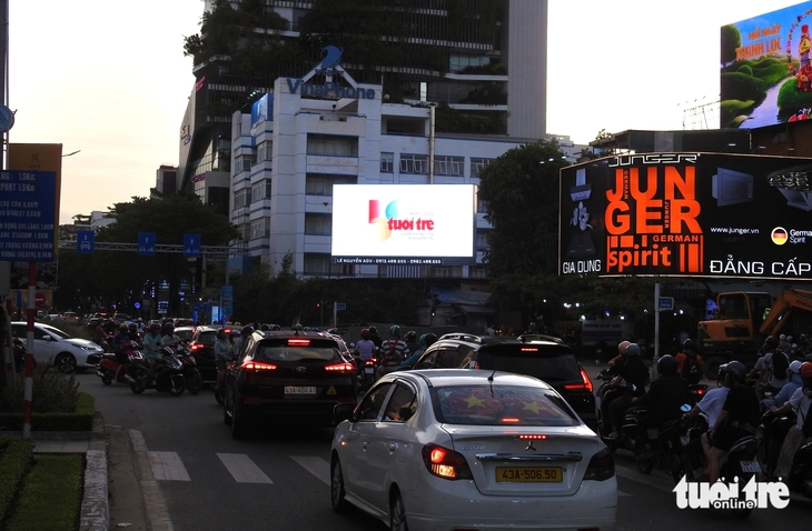 Logo kỷ niệm 50 năm thành lập báo Tuổi Trẻ có mặt ở các tòa nhà tại Hà Nội, TP.HCM, Đà Nẵng - Ảnh 20. báo Tuổi Trẻ - Ảnh 19.
