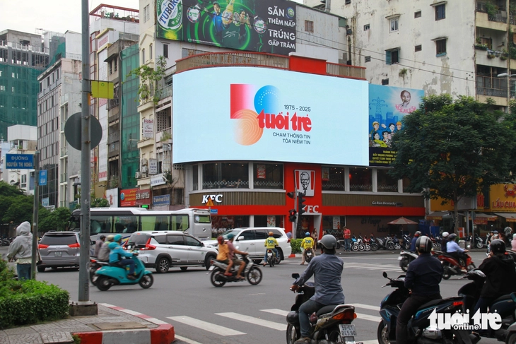 Logo kỷ niệm 50 năm thành lập báo Tuổi Trẻ có mặt ở các tòa nhà tại Hà Nội, TP.HCM, Đà Nẵng - Ảnh 19. báo Tuổi Trẻ - Ảnh 18.