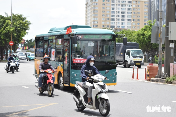 4 tuyến buýt cho học sinh, sinh viên TP.HCM đổi lộ trình: Sinh viên hài lòng, người dân nói tiện - Ảnh 8.