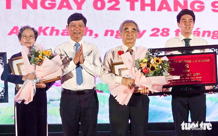 TP.HCM: Trao nhiều huy hiệu Đảng dịp Quốc khánh - Ảnh 2. Huy hiệu Đảng - Ảnh 2.