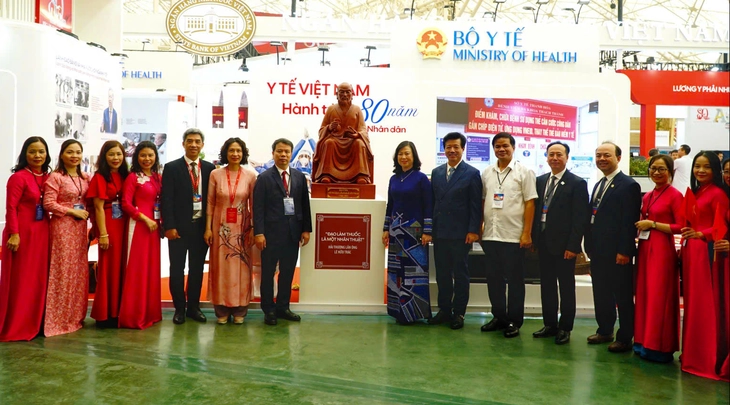 Đến triển lãm thành tựu đất nước 80 năm, xem thành tựu ngành y và khám bệnh miễn phí - Ảnh 1. triển lãm - Ảnh 1.