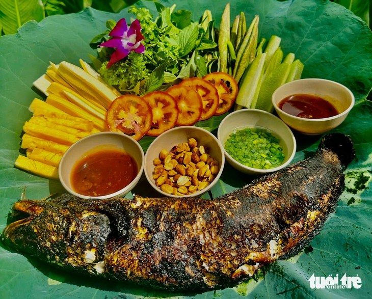 Trải nghiệm mùa nước nổi Đồng Tháp: Du khách ra đồng đổ dớn, hái bông điên điển, ngắm đồng sen - Ảnh 8.