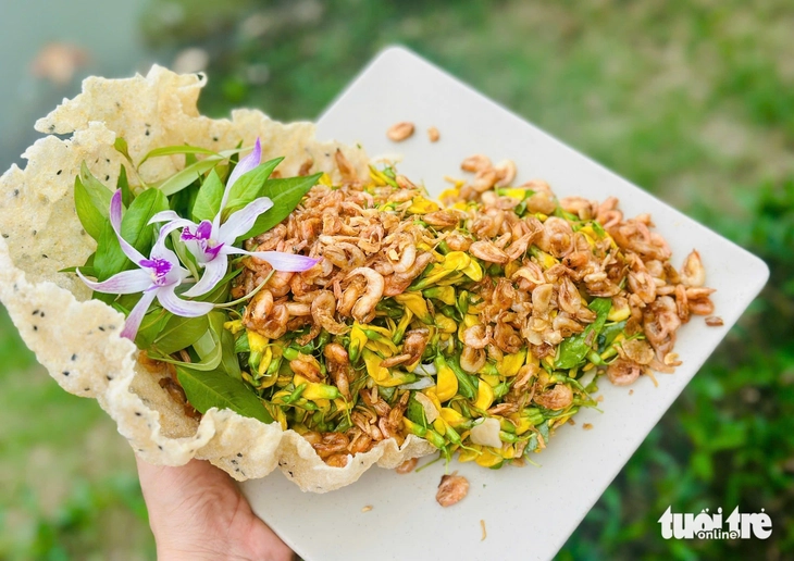 Trải nghiệm mùa nước nổi Đồng Tháp: Du khách ra đồng đổ dớn, hái bông điên điển, ngắm đồng sen - Ảnh 9.