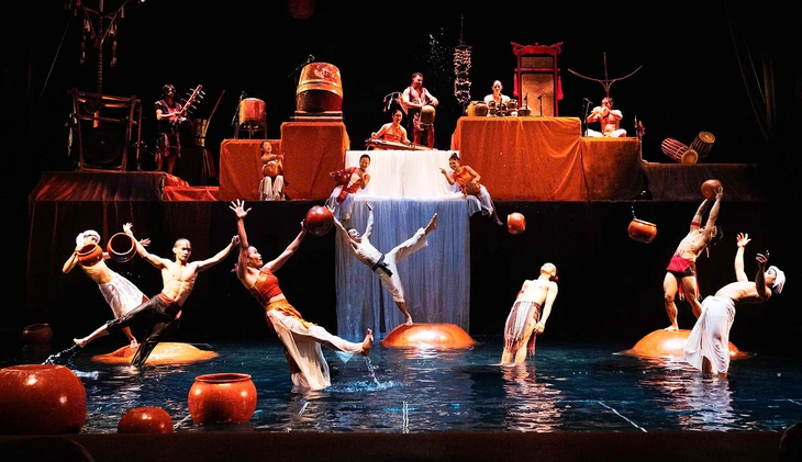 Đặc sắc show diễn lấy cảm hứng từ những chiếc chum ở Nha Trang - Ảnh 1. Chum show lần đầu ra mắt Nha Trang - Ảnh 1.