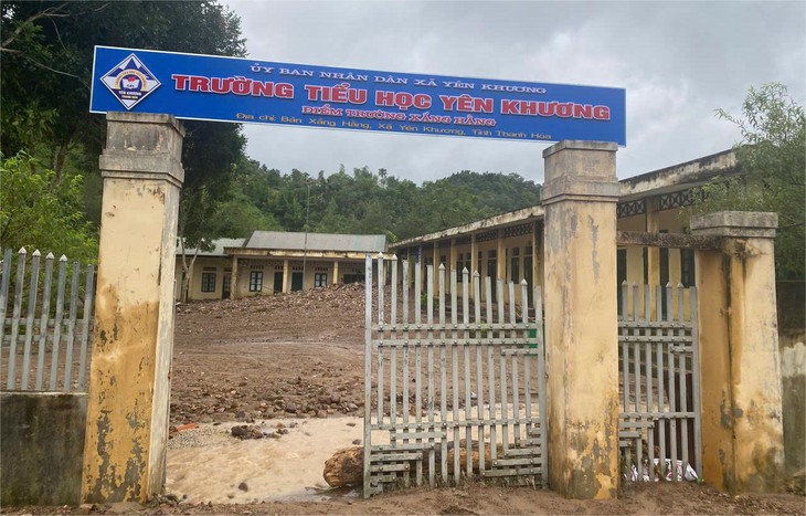 Lũ cuốn hàng trăm mét khối đất đá vào trường ở xã biên giới Thanh Hóa - Ảnh 2.