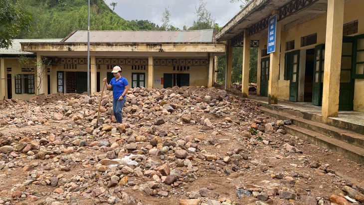 Lũ cuốn hàng trăm mét khối đất đá vào trường ở xã biên giới Thanh Hóa - Ảnh 6.
