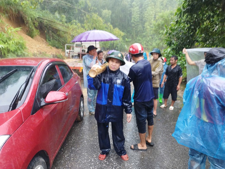 Bộ đội biên phòng dùng cáng đưa hai người bị thương đến bệnh viện - Ảnh 3.