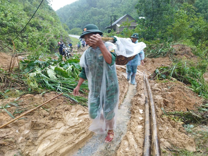 Bộ đội biên phòng dùng cáng đưa hai người bị thương đến bệnh viện - Ảnh 1.