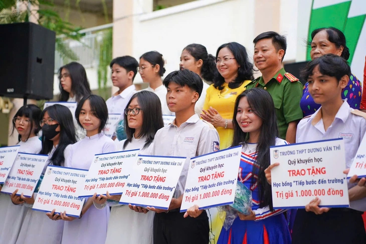 TP.HCM: Nhiều trường không nhận hoa chúc mừng lễ khai giảng, xin chuyển thành học bổng - Ảnh 1.