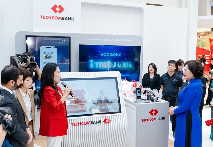 Techcombank ghi dấu ấn tại 'Triển lãm thành tựu đất nước' - Ảnh 1.