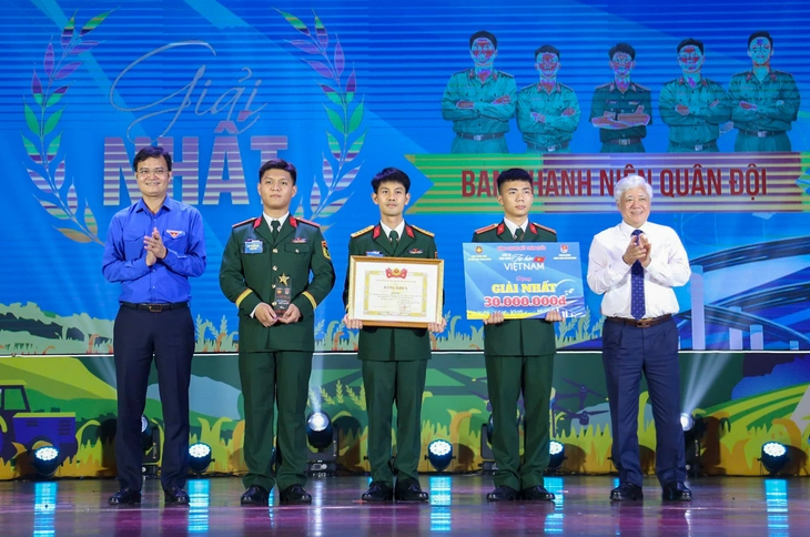 Thí sinh xuất sắc cuộc thi 'Tự hào Việt Nam' được tặng thưởng chuyến đi Trường Sa - Ảnh 2.