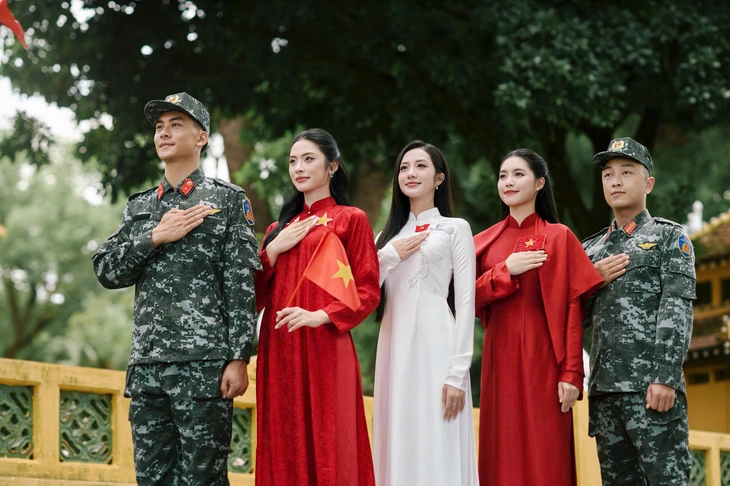 Top 3 Hoa hậu Việt Nam 2024 kể chuyện văn hóa, lịch sử qua áo dài Dũng Nguyễn - Ảnh 3. Top 3 Hoa hậu Việt Nam 2024 kể chuyện văn hóa, lịch sử qua áo dài Dũng Nguyễn - Ảnh 3.