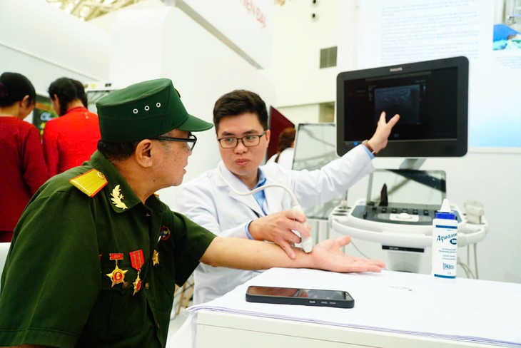 Người dân trầm trồ với xe SUV điện chống đạn, nói chuyện robot tại triển lãm thành tựu đất nước - Ảnh 12.