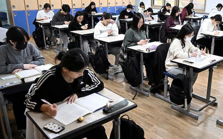 Nhiều nước châu Âu siết chặt việc sử dụng điện thoại trong trường học - Ảnh 3.