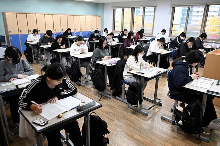 Hàn Quốc cấm điện thoại thông minh trong lớp học trên toàn quốc - Ảnh 1. Hàn Quốc cấm dùng điện thoại thông minh trong lớp học trên toàn quốc - Ảnh 1.