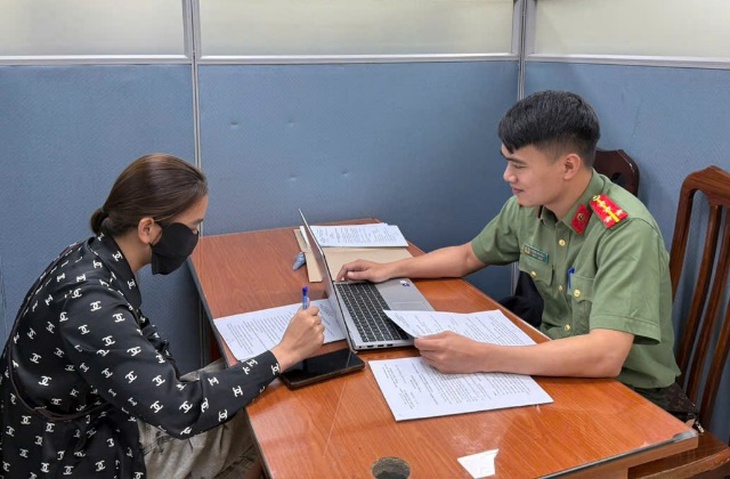 Tung tin 'công an kiểm tra nồng độ cồn bằng máy giả', người phụ nữ bị xử phạt - Ảnh 1.