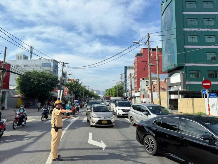 Cảnh sát giao thông TP.HCM phân luồng giao thông dịp lễ 2-9 để tránh không bị kẹt xe - Ảnh 1.