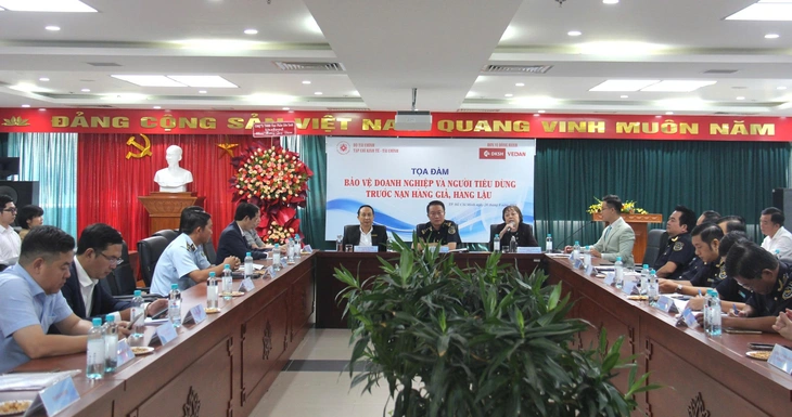 Hàng giả vào Việt Nam, không có doanh nghiệp 'bắt tay' không thể đến tay người dùng? - Ảnh 1.