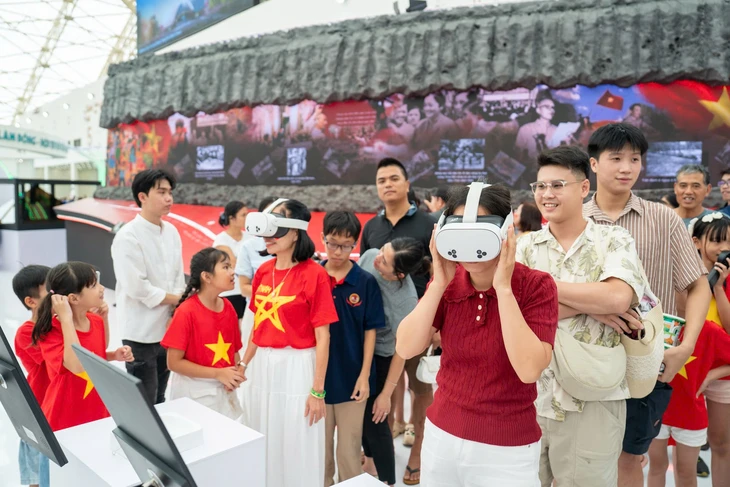 Người dân thích thú trải nghiệm khu trưng bày của TP.HCM tại triển lãm thành tựu đất nước - Ảnh 4.