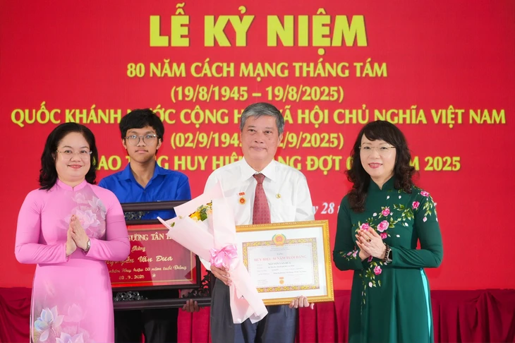 Huy hiệu Đảng - Ảnh 3.