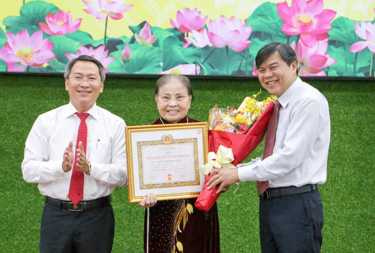 Phường An Khánh tổ chức trao Huy hiệu Đảng cho 75 đảng viên - Ảnh 4.