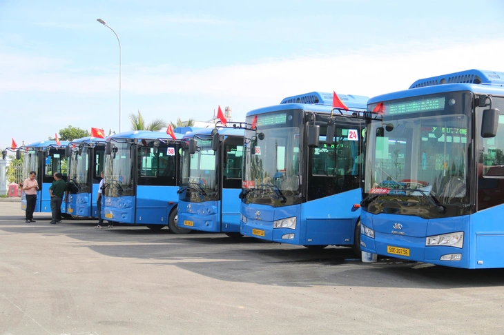 Khai trương bến xe buýt Hóc Môn, thêm điểm đậu khu Tây Bắc TP.HCM - Ảnh 1.