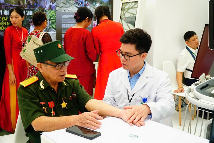 Đến triển lãm thành tựu đất nước 80 năm, xem thành tựu ngành y và khám bệnh miễn phí - Ảnh 3. triển lãm - Ảnh 3.