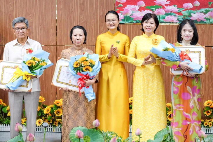 TP.HCM: Trao nhiều huy hiệu Đảng dịp Quốc khánh - Ảnh 6.